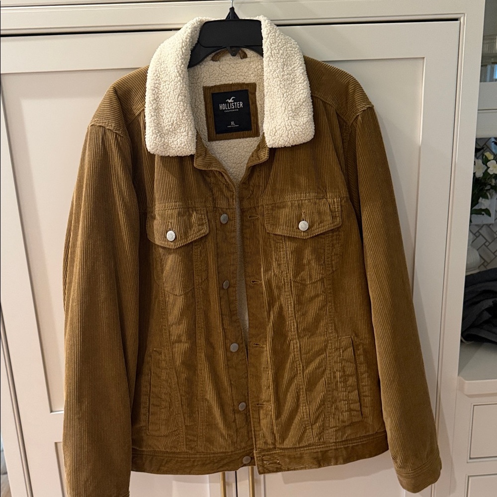 Hollister Men’s Tan Corduroy Jacket with White Sherpa Collar